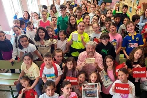 <i>El director de Diario JAÉN, Juan Espejo, junto con los alumnos del CEIP Santiago Apóstol de Valdepeñas de Jaén, donde la semana pasada dio una charla de periodismo y vida.</i>