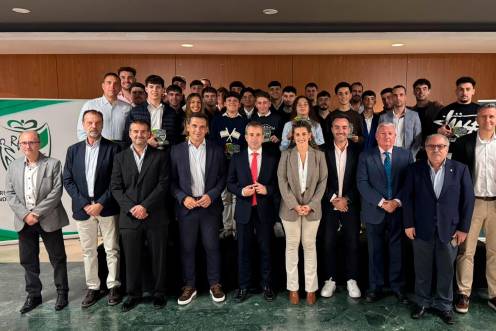 <i>Foto de familia con el alcalde de Jaén, Julio Millán, y la concejala de Deportes, Beatriz López, junto a autoridades federativas y los árbitros premiados durante la Gala Provincial del Arbitraje celebrada en el Hotel HO. / Ayuntamiento de Jaén.</i>
