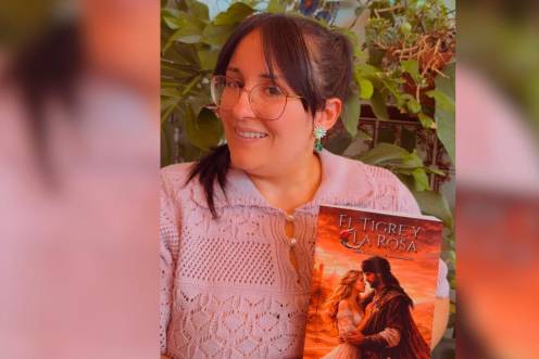 <i>Lydia Carpio posando con su libro “El Tigre y la Rosa: Crónicas de Karzadh”</i>