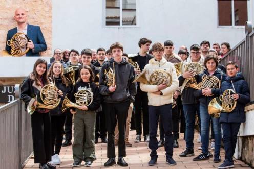 <i>Fotografía de grupo de los jóvenes integrantes de la Asociación de trompistas Jiennenses y, en la parte superior, David Cuenca.</i>