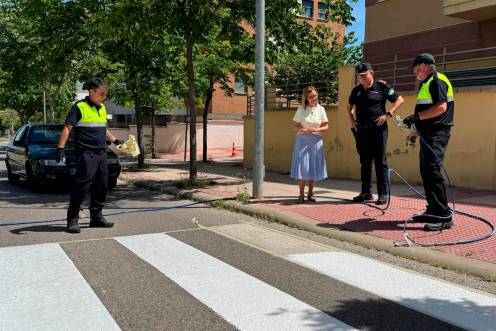 <i>María del Carmen Angulo visita los trabajos de repintado. / Ayuntamiento de Jaén.</i>