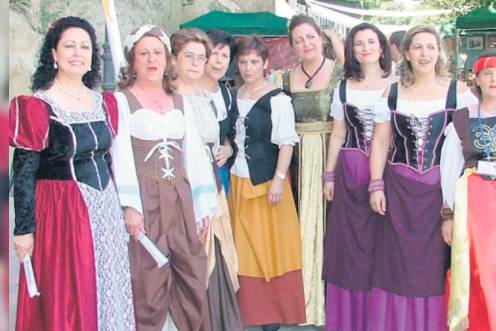 <i>Vecinas de Chiclana de Segura en el Festival de la Encomienda. / Archivo histórico Diario JAÉN. </i>