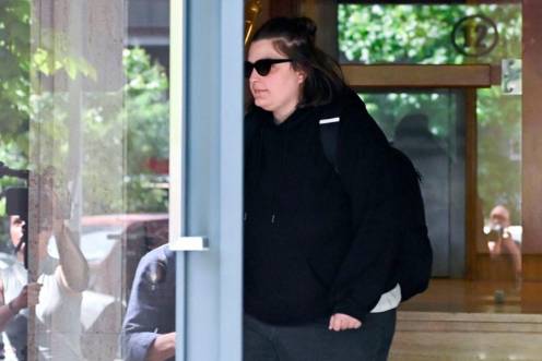 <i>Una de las hijas del expresidente del Gobierno José Luis Rodríguez Zapatero a su salida de las oficinas de la empresa What The Fav. Archivo. / Gustavo Valiente / Europa Press.</i>