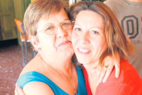 <i>Inés Arjona y Rosaura Fernández, en Alcalá la Real, el día de su reencuentro, el 7 de julio de 2012. / JUAN MANUEL VACAS / DIARIO CÓRDOBA.</i>