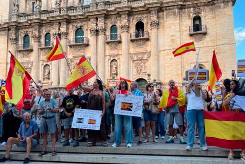 <i>Personas mostrando solidaridad con Ceuta en los alrededores de la Catedral de Jaén. / Jason Moyano / Diario JAÉN.</i>