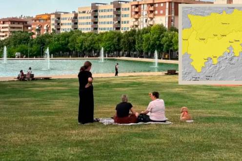 <i>El mapa de avisos meteorológicos de la Aemet y los viandantes intentan hacer frente al calor en una zona fresca. Archivo. / Juanjes García / Diario JAÉN.</i>