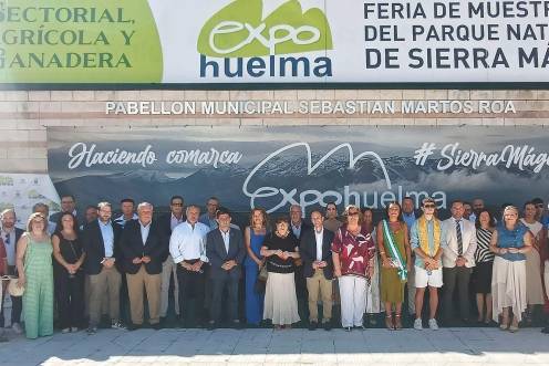 <i>Autoridades tras el corte de cinta de la inauguración de la 41 edición de ExpoHuelma. / Francisco Gaitán / Diario JAÉN.</i>