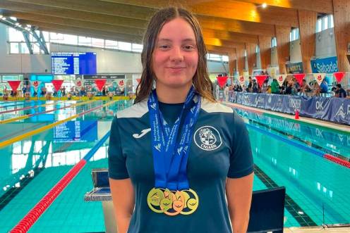 <i>Aurora Martínez luce las tres medallas conseguidas en Sabadell.</i>