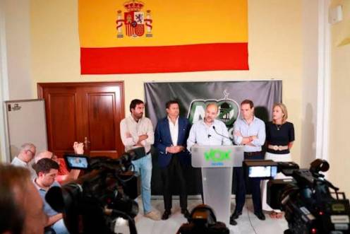 <i>Navarro, Galisteo, García de Polavieja, Cortés y Peláez atienden a los medios en relación con la licencia otorgada a Fundación Mezquita de Sevilla para un centro islámico en el Polígono Sur. / Rocío Ruiz / Europa Press.</i>