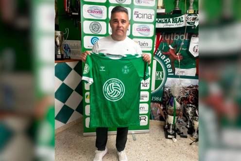<i>Juan Arsenal en su presentación con el club. / Atlético Mancha Real.</i>