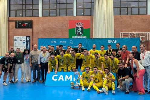<i>El alcalde de Torredelcampo, Javier Chica junto a los jugadores del Jaén Paraíso Interior FS y miembros del club. / Ayuntamiento de Torredelcampo. </i>