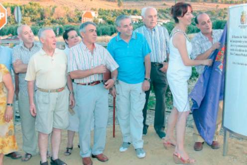 <i>Vecinos de Valdeastillas el día de la inauguración de el barrio. / Archivo histórico Diario JAÉN. </i>