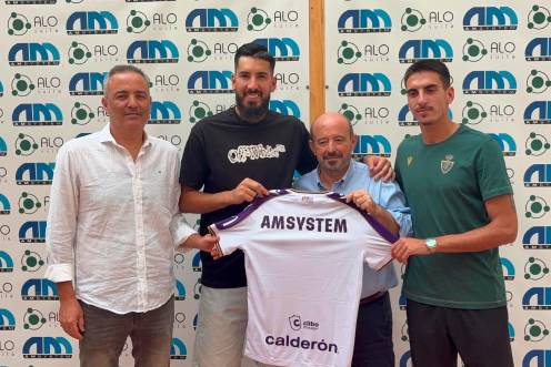 <i>Agustín gutierrez, Salvi Carrasco, Sebastián Moya y Busi posando junto a una camiseta. / Real Jaén.</i>