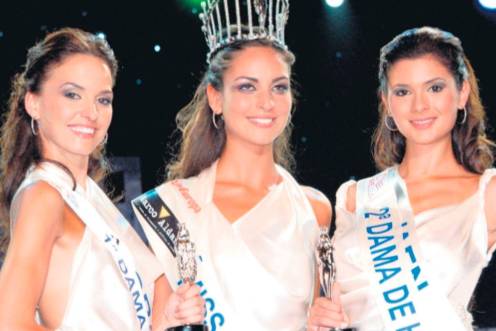 <i>Alejandra Echevarría junto a Estíbaliz Pereira, ganadora del certamen de Miss España y Laura García, primera dama de honor. / Archivo histórico Diario JAÉN. </i>