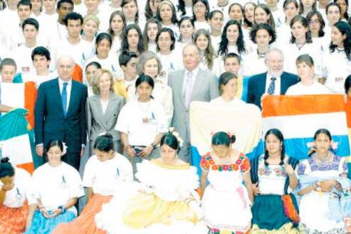 <i>Juan Carlos I, junto a autoridades y alumnado. / Archivo Histórico de Diario JAÉN.</i>