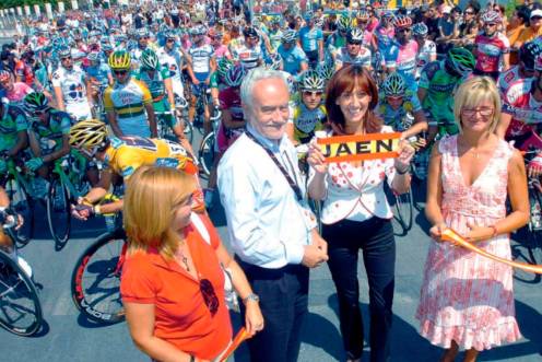<i>Miembros del Ayuntamiento de Jaén durante la tercera jornada de la Vuelta a España salió de Jaén. / Archivo histórico Diario JAÉN. </i>