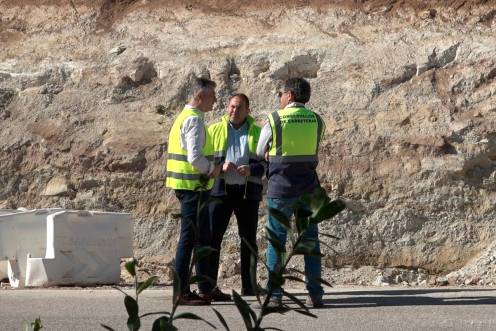 <i>José Luis Agea visita las obras de la carretera Ibros-Canena. / Diputación de Jaén.</i>