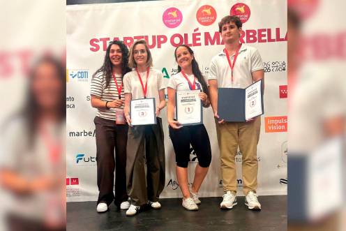 <i>Estudiantes de la UJA posan con sus premios en la Startup OLÉ Marbella 2026. / Universidad de Jaén. </i>