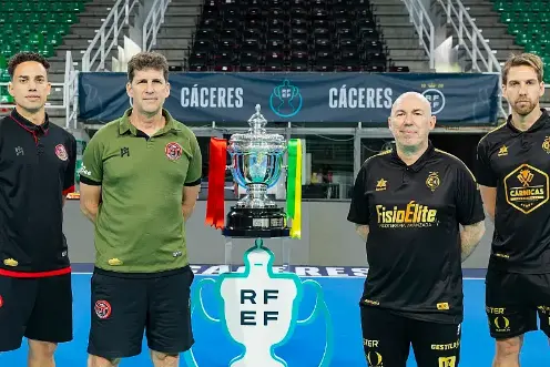 <i>Jesús Izquierdo, Duda, Dani Rodríguez y Alan Brandi, en el posado con la Copa del Rey. / RFEF. </i>