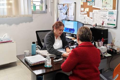 <i>Una mujer es atendida en un centro de Servicios Sociales Comunitarios. / Diputación de Jaén. </i>