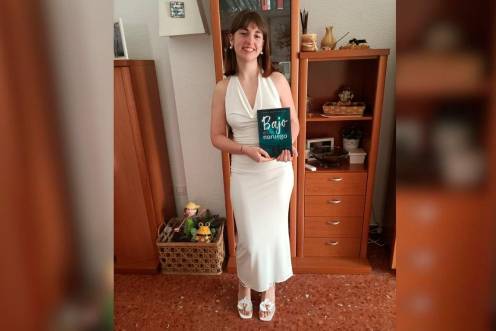 <i>La joven escritora Lucía Rodríguez posa con un ejemplar de “Bajo el cielo noruego”.</i>