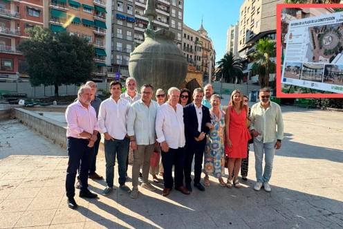 <i>Julio Millán y los empresarios en la Plaza de la Constitución. </i>