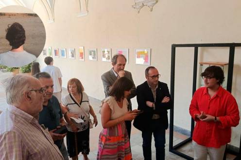 <i>Inauguración de la exposición “Un lugar fuera del tiempo” y, en la parte superior, una de las obras. / Adrián Claudio Bonache.</i>