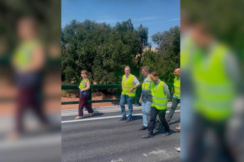 <i>El delegado territorial de la Consejería en Jaén, Miguel Contreras, acompañado por el alcalde de Guarromán, Alberto Rubio visitando la zona. /Junta de Andalucía. </i>