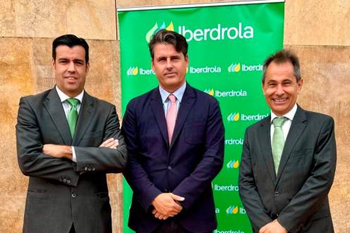 <i>Borja Cañas, delegado comercial de Iberdrola en Andalucía; presidente de la Asociación Empresarial VTC Andalucía, Ceuta y Melilla, Pablo García-Trespalacios, y Antonio Fernández, delegado de Iberdrola en Andalucía. </i>