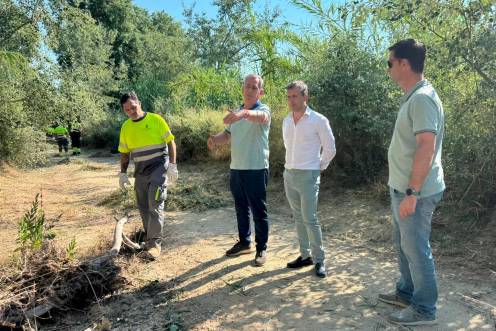 <i>Julio Millán y Javier Padorno visitan los trabajos de limpieza y adecuación del camino de acceso al paraje de Los Cañones. / Ayuntamiento de Jaén.</i>