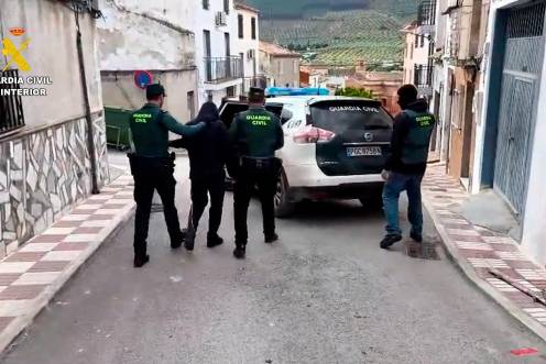 <i>Imagen de uno de los detenidos conducido por la Guardia Civil.</i>