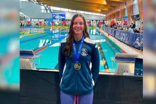 <i>Aurora Martínez posa con la medalla de oro de 800 metros.</i>