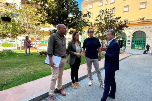 <i>José María Cano, África Colomo, José Manuel Higueras y Julio Millán, en la visita a la estación de autobuses. / Ayuntamiento de Jaén. </i>