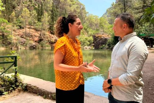 <i>Ana Mata, junto a Jorge Martínez, presenta la campaña para prevenir ahogamientos. / Junta de Andalucía.</i>