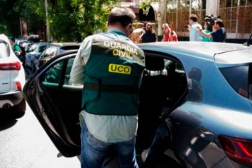 <i>Agentes de la Unidad Central Operativa (UCO) de la Guardia Civil acceden al domicilio del exvicepresidente de la Junta de Andalucía, Gaspar Zarrías, a 27 de mayo de 2026. / Matías Chiofalo / Europa Press.</i>