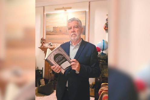 <i>José María Ruiz Povedano, con su último libro, al que dedicó su tesina al acabar la licenciatura en la Universidad de Granada. / Juan Rafael Hinojosa. / Diario JAÉN.</i>