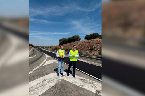 <i>El delegado territorial de Fomento, Articulación del Territorio y Vivienda de la Junta de Andalucía en Jaén, Miguel Contreras, ha visitado junto al alcalde de La Carolina, Cristóbal Pérez, las obras en la carretera A-301. / Junta de Andalucía. </i>