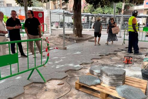 <i>Retirada de las baldosas tipo Gaudí de la Plaza de la Constitución. / Ayuntamiento de Jaén.</i>
