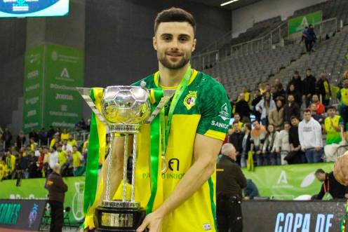<i>César Velasco posa con la Copa de España en 2023 en Granada. / Jaén FS.</i>