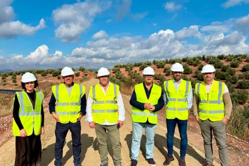<i>Isabel Uceda, Manuel Fernández, José Alberto Rodríguez y Jaime Aguilera y los técnicos visitan las obras del proyecto. / Diputación de Jaén.</i>