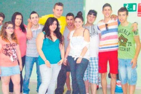 <i>Parte de los integrantes de la Asociación Jóvenes de Mengíbar, en su sede. / Archivo Histórico de Diario JAÉN.</i>
