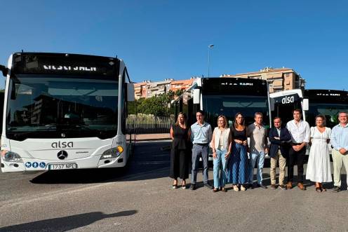 <i>Autoridades locales y representantes de la empresa de transporte ALSA posan junto a los nuevos autobuses híbridos. / Ayuntamiento de Jaén. </i>