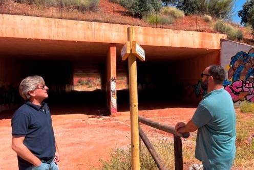 <i>El concejal de Turismo y Patrimonio Histórico de Linares, Enrique Mendoza, observa una de las nuevas señales. / Ayuntamiento de Linares.</i>