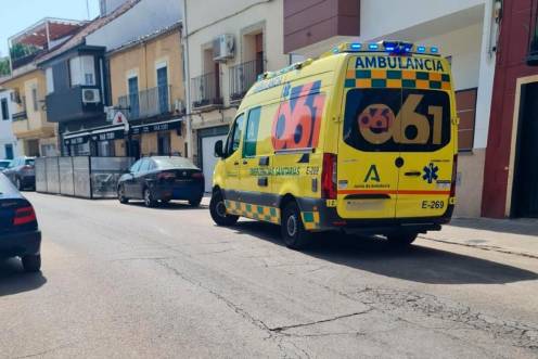 <i>Ambulancia del Servicio de Emergencias 061, en la calle Sagrado Corazón de Jesús en el transcurso del suceso. / Diario JAÉN.</i>