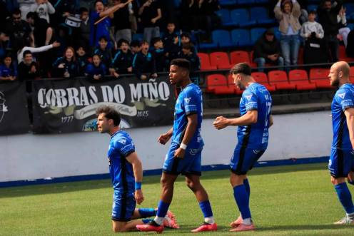 <i>Nacho Castillo celebra de rodillas con un gol con el Ourense. / La Región.</i>