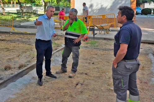 <i>Visita de Javier Padorno a la construcción de lo que serán las nuevas pistas de petanca en el Polígono de El Valle. / Ayuntamiento de Jaén. </i>