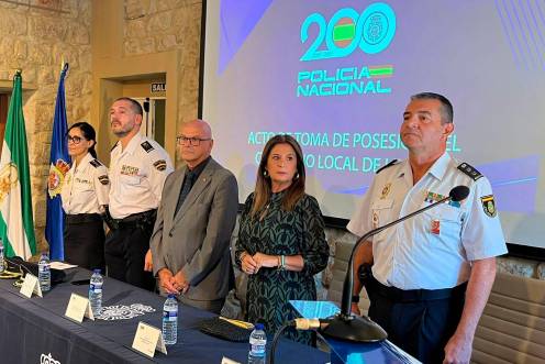<i>Toma de posesión del nuevo comisario de la Policía Nacional de Linares, Luis Antonio García Asensio. / Ayuntamiento de Linares. </i>