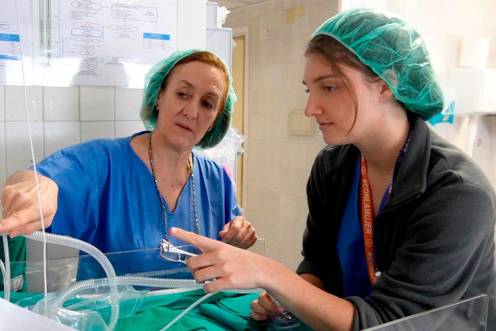 <i>Médica Interna Residente recibe formación quirúrjica. Archivo. / Europa Press.</i>