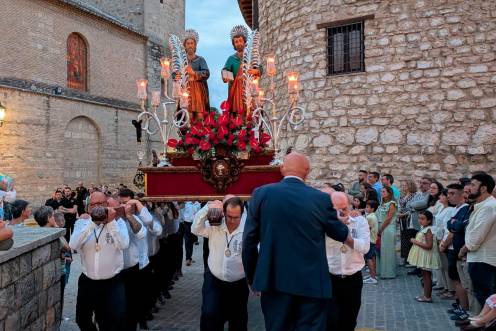 <i>Algunos de los momentos de la procesión de San Cosme y San Damián. / Isabel de la Paz / Diario JAÉN.</i>