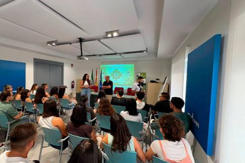 <i>La diputada de Igualdad y Juventud, María Dolores Ruiz con los jóvenes participantes. / Diputación de Jaén.</i>